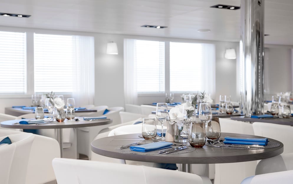 Ponant Le Lyrial Interior Grill Restaurant.JPEG